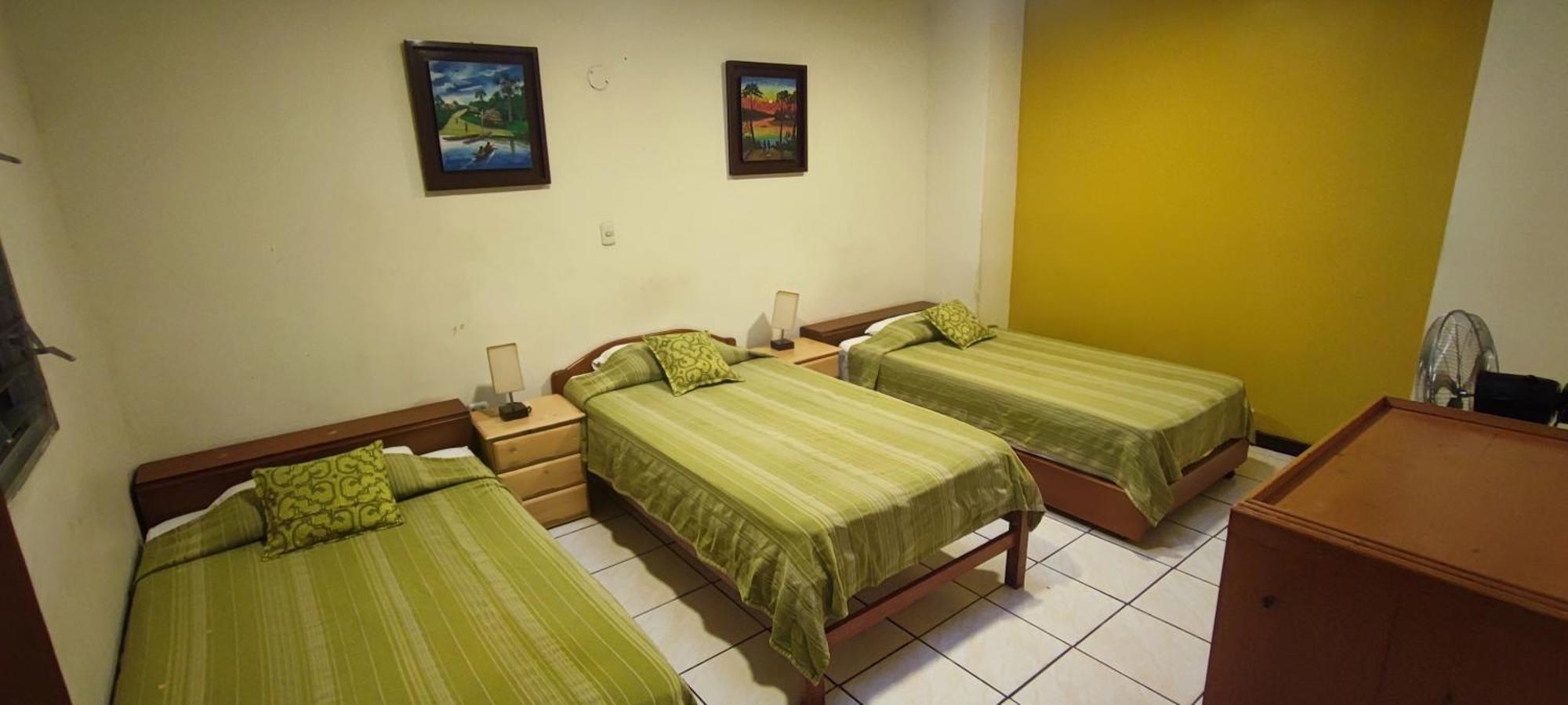 Flying Dog Hostel Iquitos Bagian luar foto