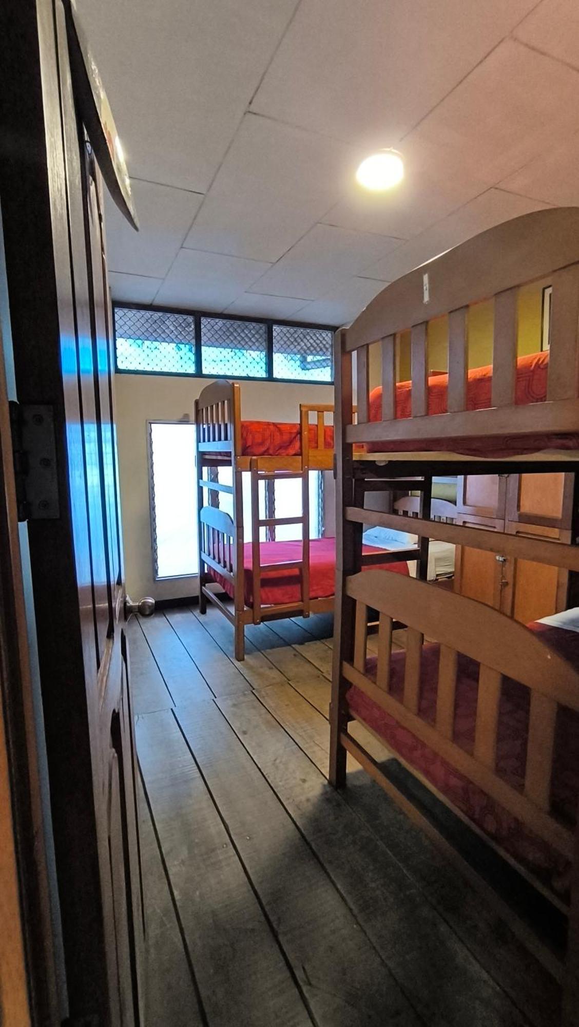 Flying Dog Hostel Iquitos Bagian luar foto