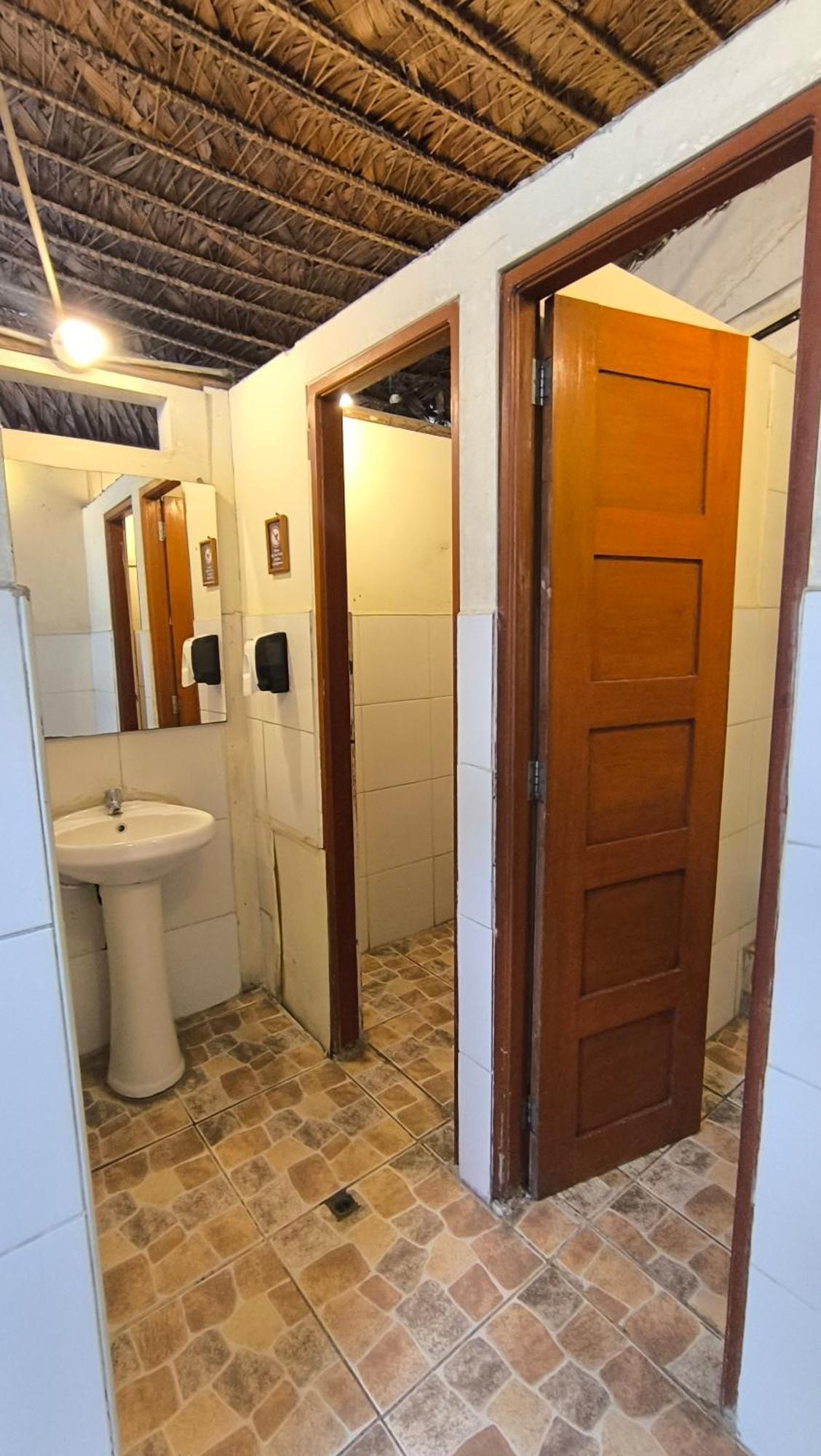 Flying Dog Hostel Iquitos Bagian luar foto