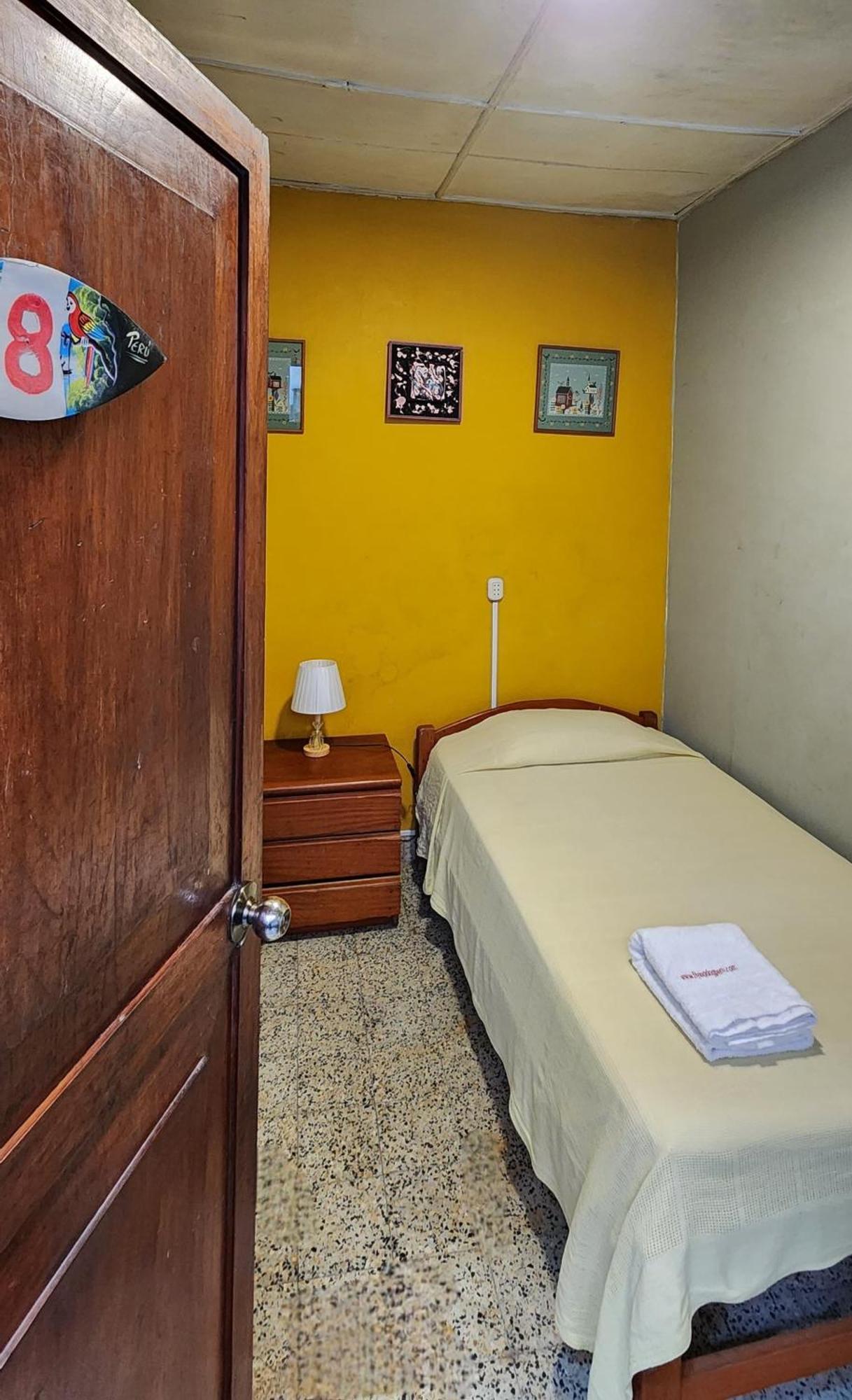 Flying Dog Hostel Iquitos Bagian luar foto