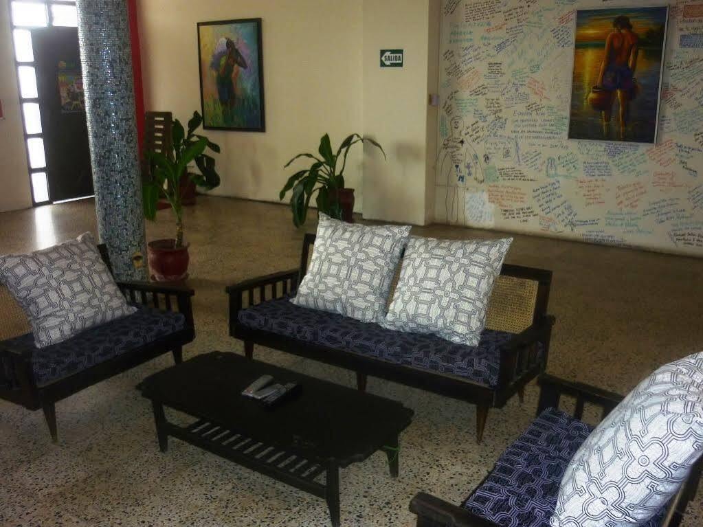 Flying Dog Hostel Iquitos Bagian luar foto