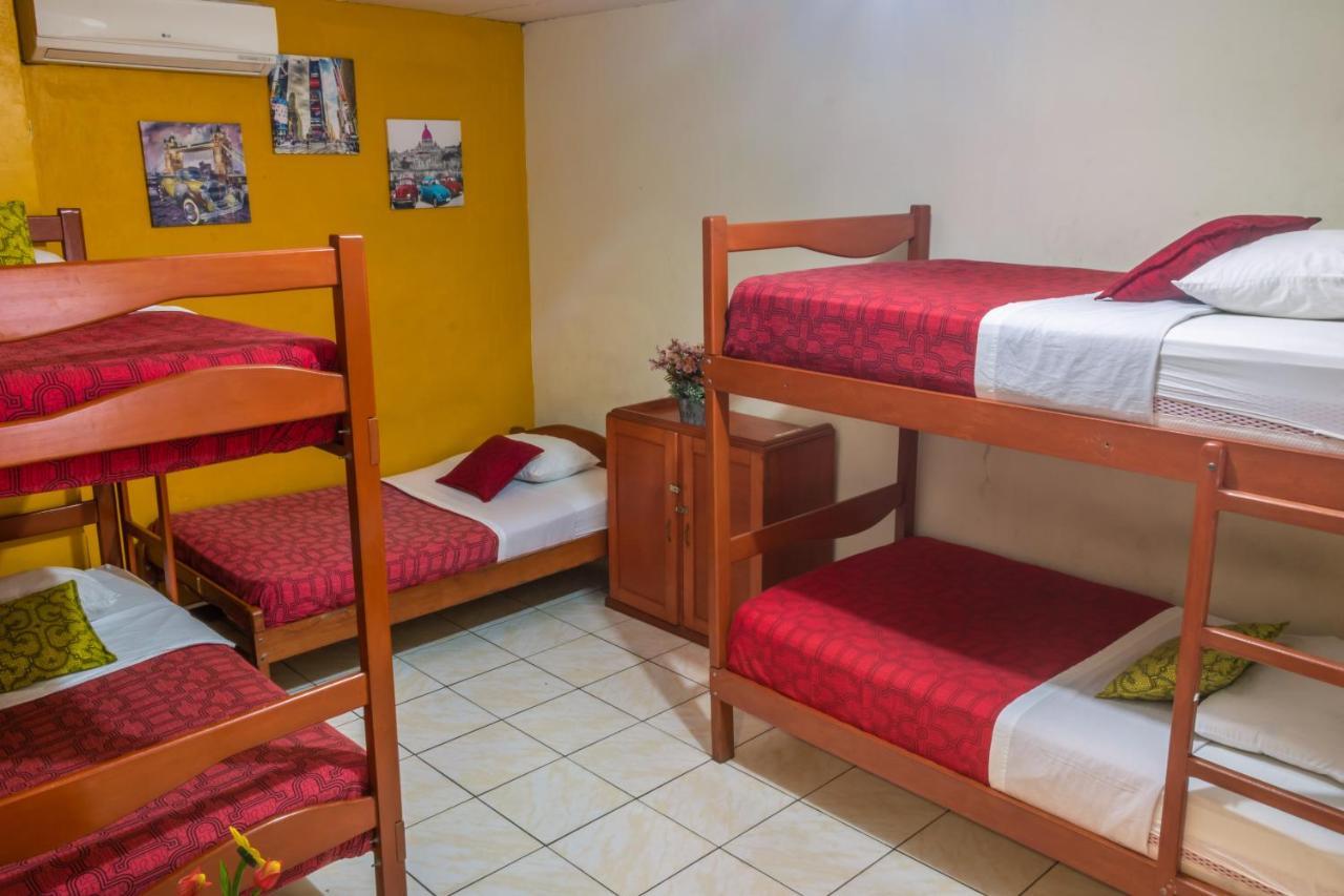 Flying Dog Hostel Iquitos Bagian luar foto
