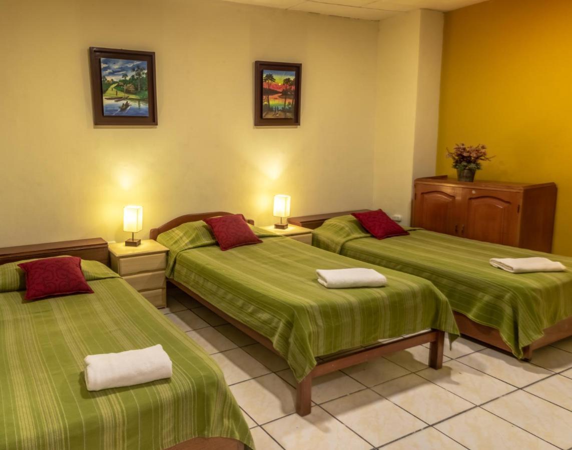 Flying Dog Hostel Iquitos Bagian luar foto