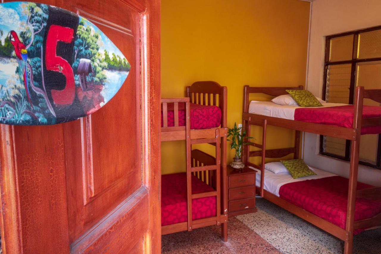 Flying Dog Hostel Iquitos Bagian luar foto